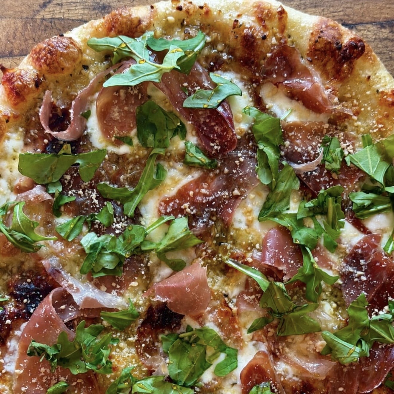 Prosciutto and arugula pizza
